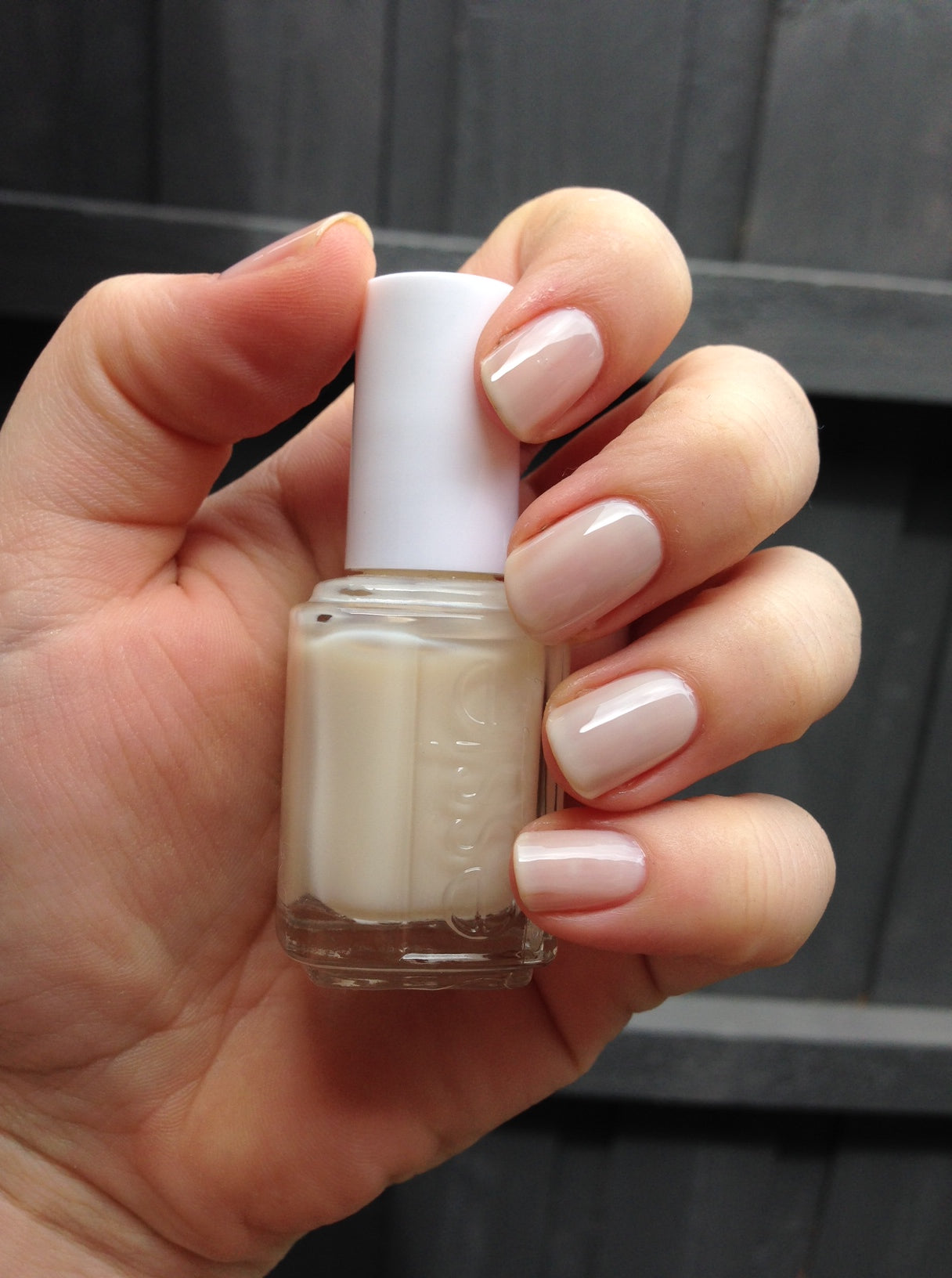 Sơn móng tay Essie Waltz 337